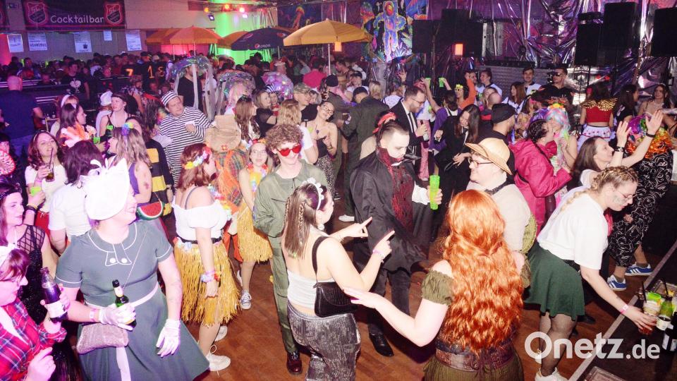 Die Band &quot;Highline&quot; sorgte für eine brechend volle Tanzfläche beim Faschingsball des SC Luhe-Wildenau im Naabtalhaus. Bild: bey