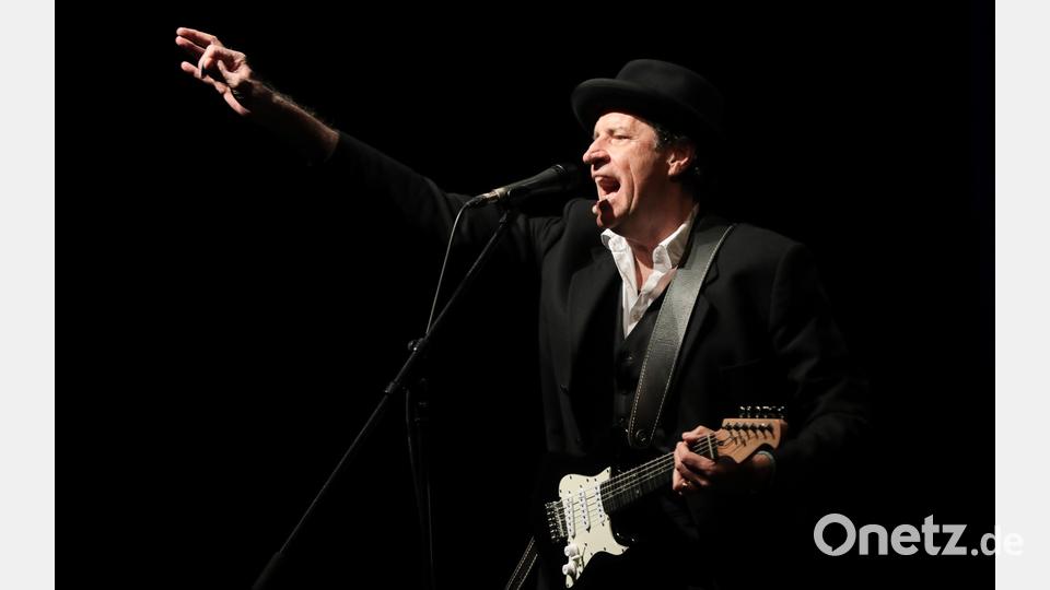 Ein bisschen was von Keith Richards ... Helmfried von Lüttichau begeisterte das Publikum im Musikomm mit seinem Programm "plugged". Bild: Wolfgang Steinbacher