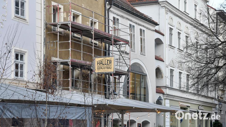 Marktplatz von Amberg. Anwesen Nummer 8 ist eingerüstet. Bild: Petra Hartl