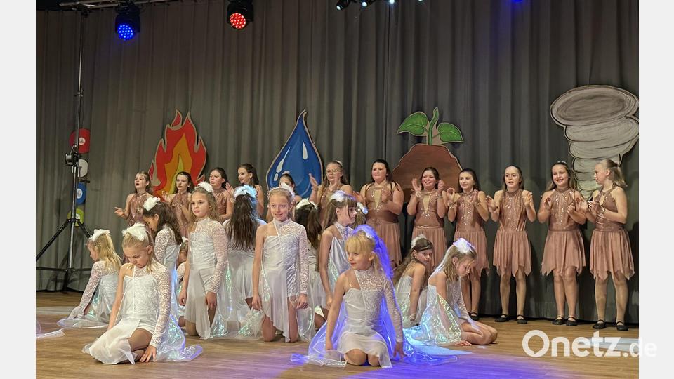 Die Elemente Luft und Erde bringen die beide Kindergarden mit ihrem Showtanz gekonnt auf die Bühne. Bild: Stefanie Gradl