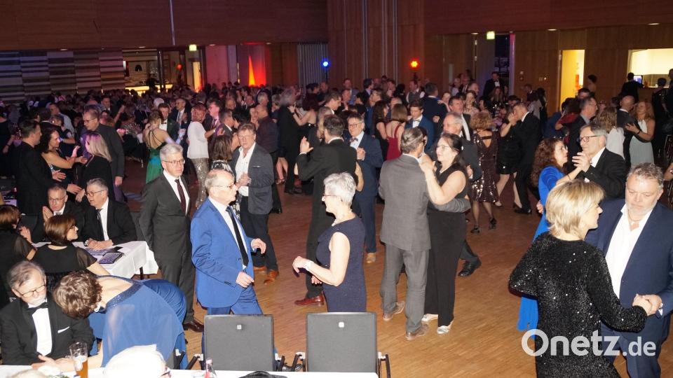 Der Neunburger Stadtball ist ein gesellschaftliches Ereignis. Zur Musik der &quot;Elevators&quot; wird gerne getanzt. Bild: wel