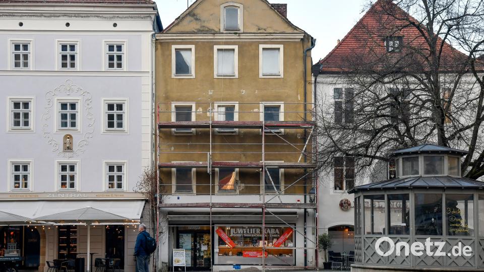 Das Anwesen Marktplatz 8 in Amberg ist eingerüstet, das Juweliergeschäft inseriert seinen Räumungsverkauf. Es tut sich was in der Amberger Altstadt. Bild: Petra Hartl