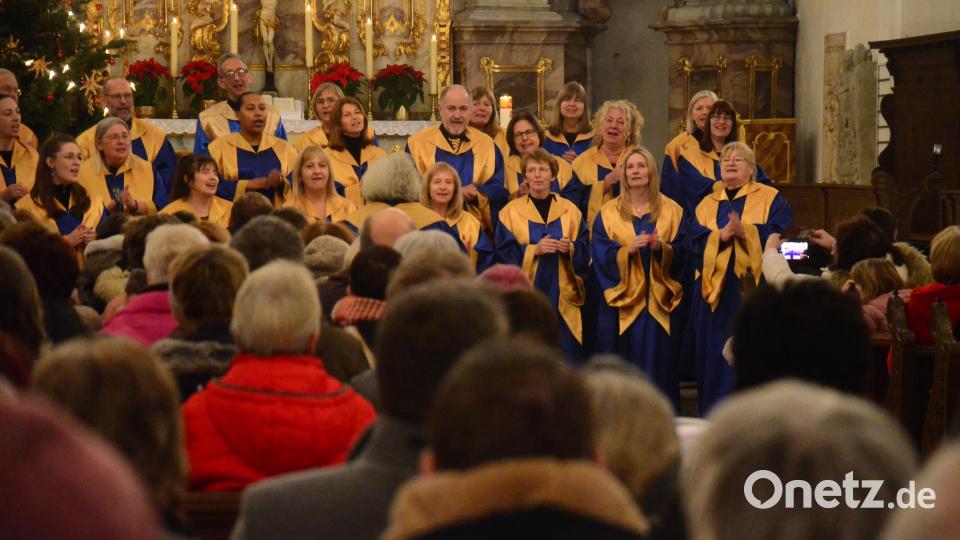 Der Gospelchor Hope and Joy unter Leitung von Ramona Fink begeisterte das Publikum. Bild: Kunz