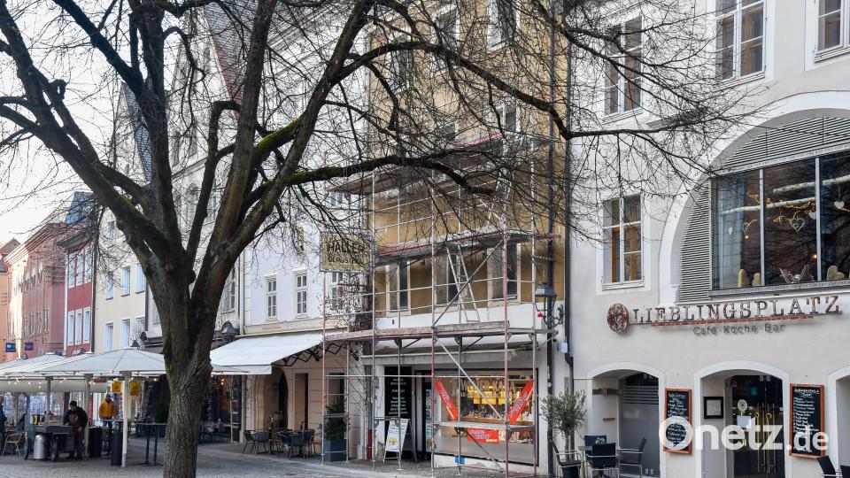 Marktplatz von Amberg. Anwesen Nummer 8 ist eingerüstet. Bild: Petra Hartl