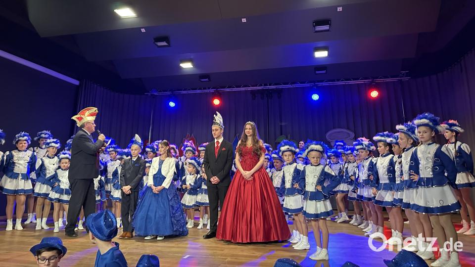 Bürgermeister Hans-Martin Schertl (vorn links) übergibt den Rathausschlüssel an das Kinderprinzenpaar Jan I. und Emily I. und das große Prinzenpaar Philipp I. und Lina I. Die insgesamt 57 Gardemädchen des FV Vilseck verfolgen diesen Akt. Bild: Stefanie Gradl