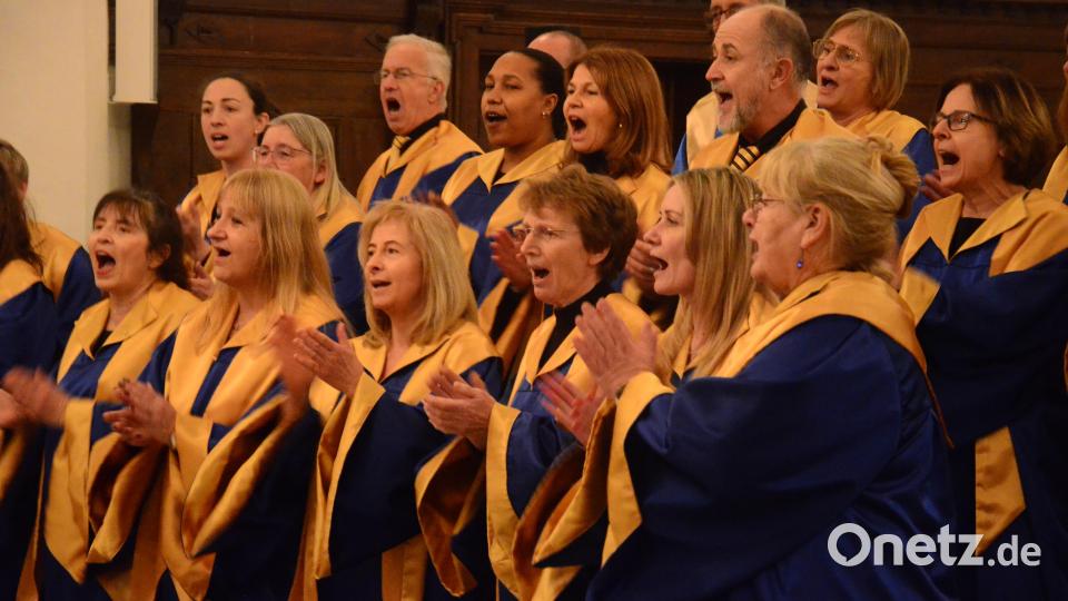 Der Gospelchor Hope and Joy unter Leitung von Ramona Fink begeisterte das Publikum. Bild: Kunz