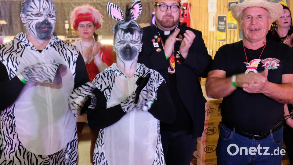 Das Bürgermeister-Ehepaar als Zebras, der Stadtpfarrer als Mitglied des Elferrates und Frohsinn-Vizepräsident Fritz Gradl als Ordensträger. Bild: do