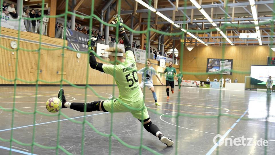 Glanzparade des Haselmühler Torhüters im Viertelfinale gegen den TSV Kümmersbruck. Bild: Hubert Ziegler