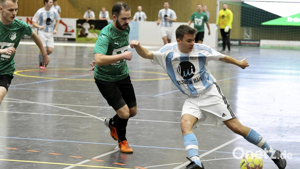 Viertelfinale zwischen dem ASV Haselmühl (grüne Trikots) und dem TSV Kümmersbruck (weiße Trikots). Bild: Hubert Ziegler