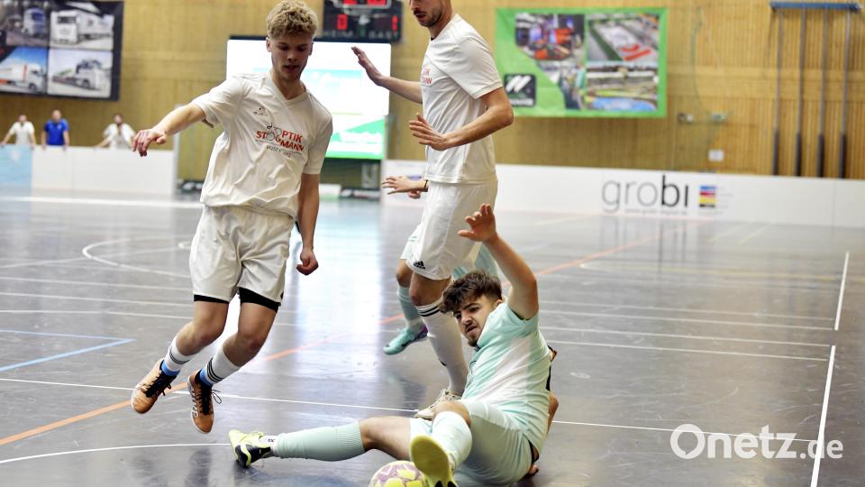 Viertelfinale zwischen dem SV Köfering (grüne Trikots) und dem FC Pegnitz (weiße Trikots). Bild: Hubert Ziegler