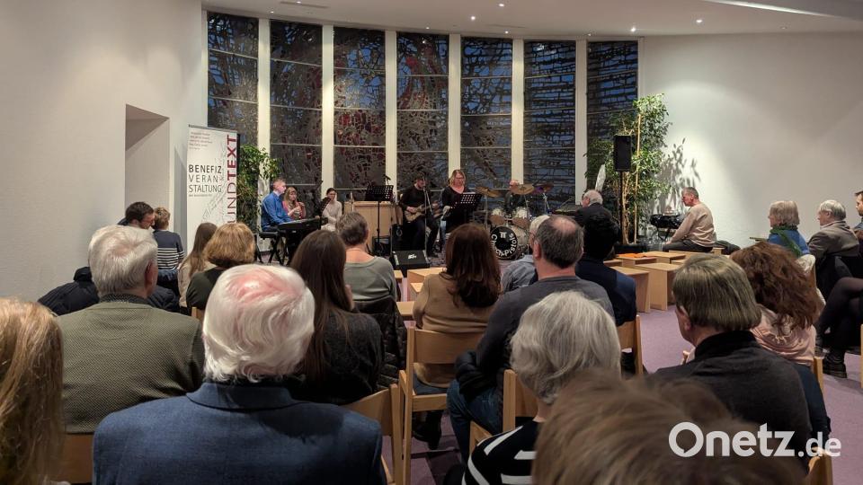 Die Hauskapelle der Fachakademie für Sozialpädagogik in Weiden bot den perfekten Rahmen für die Musik-und-Text-Benefizveranstaltung zugunsten von Weiden ist bunt e.V.. Bild: Barbara Neuber