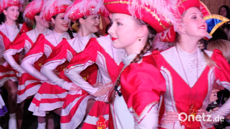 Die Prinzengarde beim stimmungsvollen Einzug in den SCE-Tempel. Bild: do