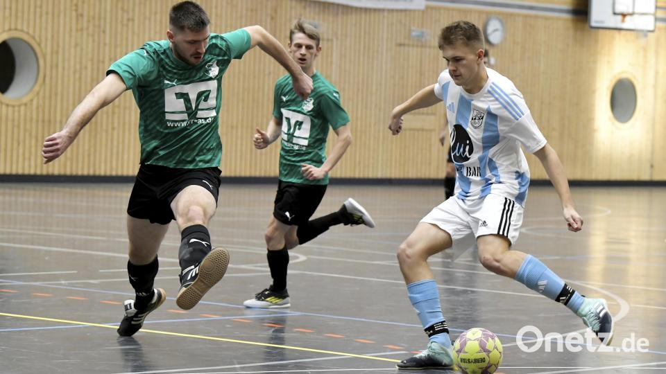 Viertelfinale zwischen dem ASV Haselmühl (grüne Trikots) und dem TSV Kümmersbruck (weiße Trikots). Bild: Hubert Ziegler