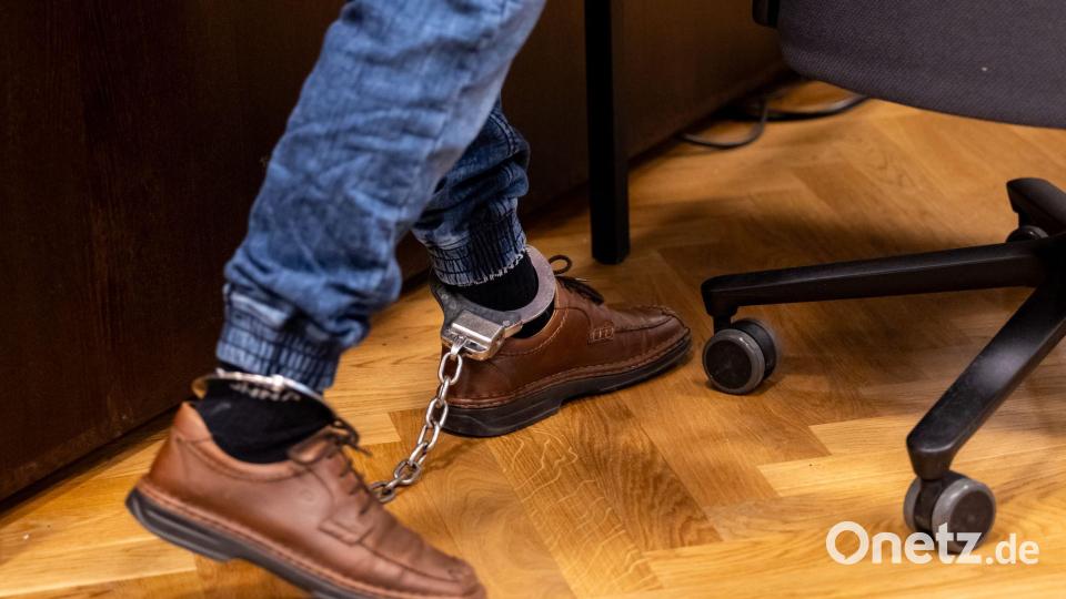 In Fußfesseln kamen die drei Angeklagten in den Gerichtssaal. Bild: Daniel Karmann/dpa
