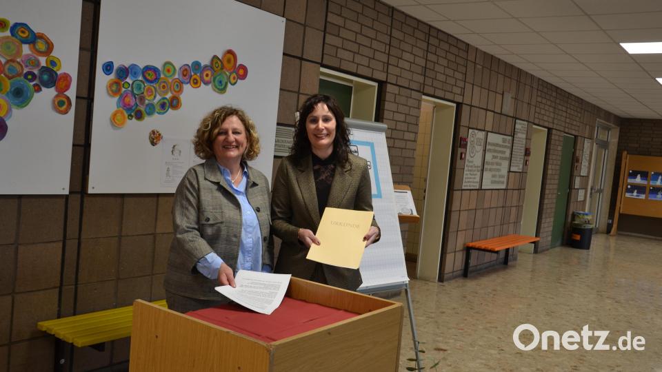 Schulamtsdirektorin Margit Walter (links) überreichte Birgit Enders im Rahmen der Amtseinführung auch die Urkunde zur Ernennung zur Rektorin. Bild: gi