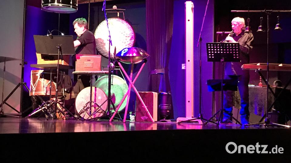 Helmut Kaiser (li.) und Heinz Grobmeier faszinierten mit einer perfekten Komposition und ihren fast 30 verschiedensten Instrumenten. Bild: mma