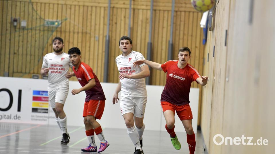 Viertelfinale zwischen dem TUS/WE Hirschau (weiße Trikots) und dem SV Inter Bergsteig Amberg (rechts). Bild: Hubert Ziegler