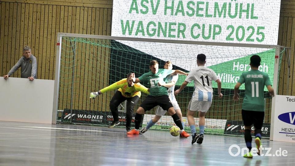 Viertelfinale zwischen dem ASV Haselmühl (grüne Trikots) und dem TSV Kümmersbruck (weiße Trikots). Bild: Hubert Ziegler