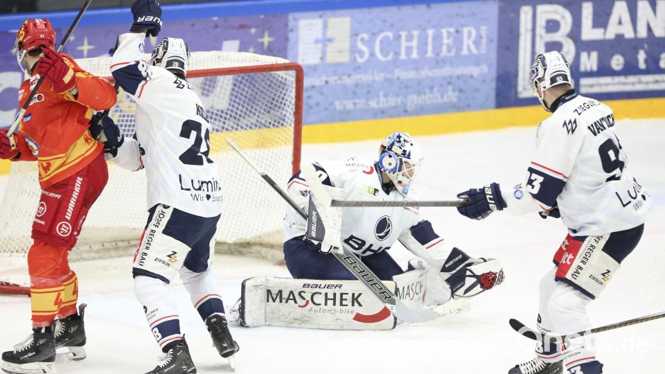 Lange stand die Defensive der Blue Devils (weiße Trikots) in Kaufbeuren gut. Doch am Ende wurde noch ein Drei-Tore-Vorsprung verspielt. Bild: Benjamin Lahr