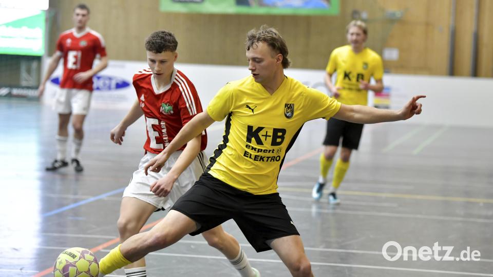 Der FC Amberg (rechts mit Noah Majdic/Szene aus dem Spielgegen Ammerthal II) holte sich den Wagner-Cup. Bild: Hubert Ziegler