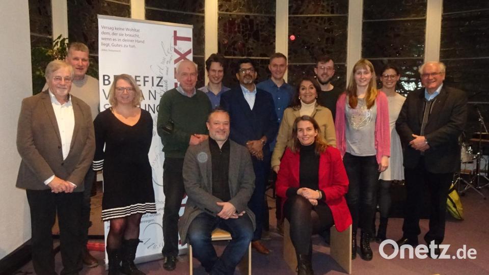 Die Organisatoren und Gäste der Musik-und-Text-Benefizveranstaltung zugunsten von Weiden ist bunt e.V.: (von links) Veit Wagner, Weiden ist bunt, Organisator Wolfgang Göldner, Dr. Barbara Neuber, Leiterin der Caritas Fachakademie für Sozialpädagogik, Hans-Peter-Pauckstadt-Künkler mit den Mitwirkenden in der Band &quot;At Light&quot;, rechts Schirmherr Pfarrer Gerhard Pausch. Bild: nba