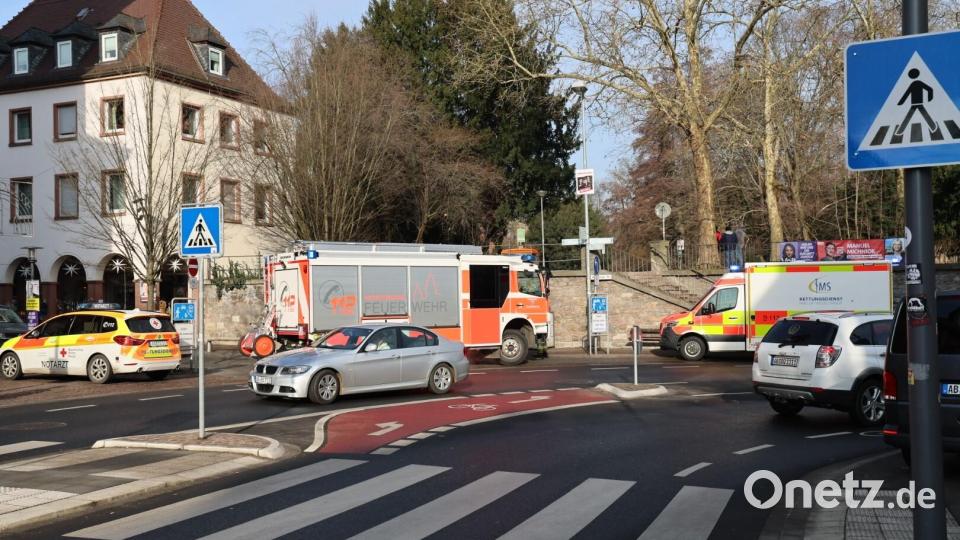 Fahrzeuge von Feuerwehr und Rettungsdiensten stehen in der Nähe eines Tatortes. Bei einer Gewalttat in einem Park sind nach ersten Erkenntnissen mehrere Menschen mutmaßlich durch eine Stichwaffe schwer verletzt worden. Bild: Ralf Hettler