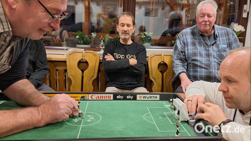 Im Halbfinale 2024 boten sich Gastwirt Josef Scherm (links) und der spätere Turniersieger Stephan Gebert (rechts) aus Brandenburg ein spannendes Duell. Frank Kleophas und Peter Bohn (hinten, von links) schauten aufmerksam zu. Bild: Uwe Hartmann/exb