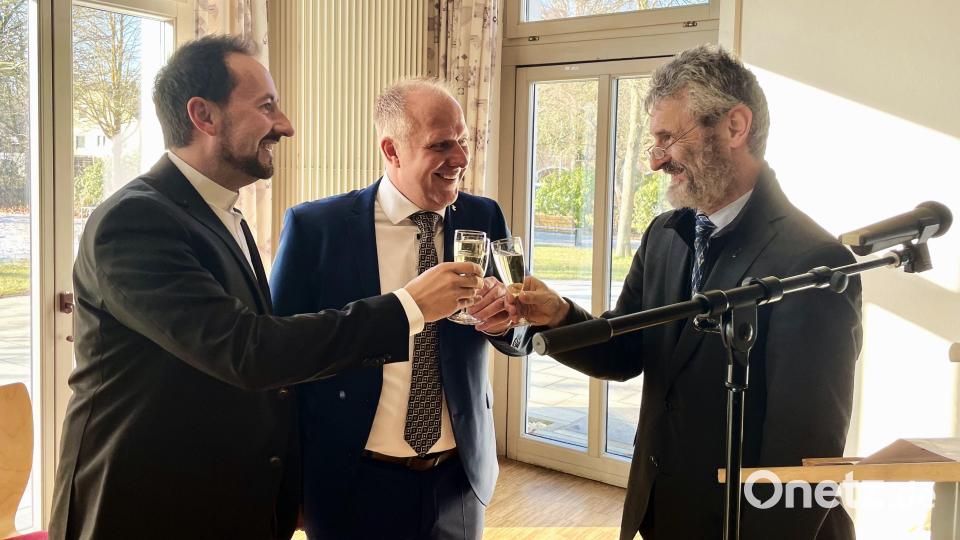 Pfarrer Stefan R. Fischer, Bürgermeister Marcus Eichenmüller und Pfarrer Helmut Brügel (von links) stoßen beim Neujahrsempfang von Stadt und Kirchen gut gelaunt auf das neue Jahr an Bild: Gerhard Krones