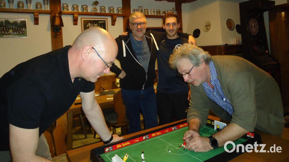 Schon die Gruppenspiele sind immer hart umkämpft, wie hier zwischen Dirk Möller (links) und Josef Scherm (rechts). Im Hintergrund Uwe Hartmann und Gabriel Scherm (von links). Bei allem Ehrgeiz steht aber vor allem der Spaß im Vordergrund. Bild: Uwe Hartmann/exb
