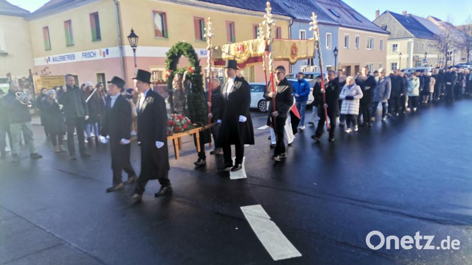 Statue und Allerheiligstes werden beim Sebastiansfest in einer Prozession um den Marktplatz getragen. Bild: amö