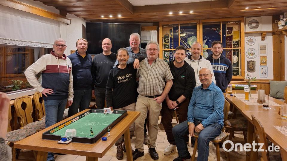 Das waren die Teilnehmer am Tipp-Kick-WM-Cup-League-Turnier 2024: (von links) Uwe Hartmann, Felix Hötzl, Dirk Möller, Frank Kleophas, Peter Bohn, Josef Scherm, Christian Scherm, Stephan Gebert, Gabriel Scherm und Horst Kleophas (sitzend). Bild: Uwe Hartmann/exb