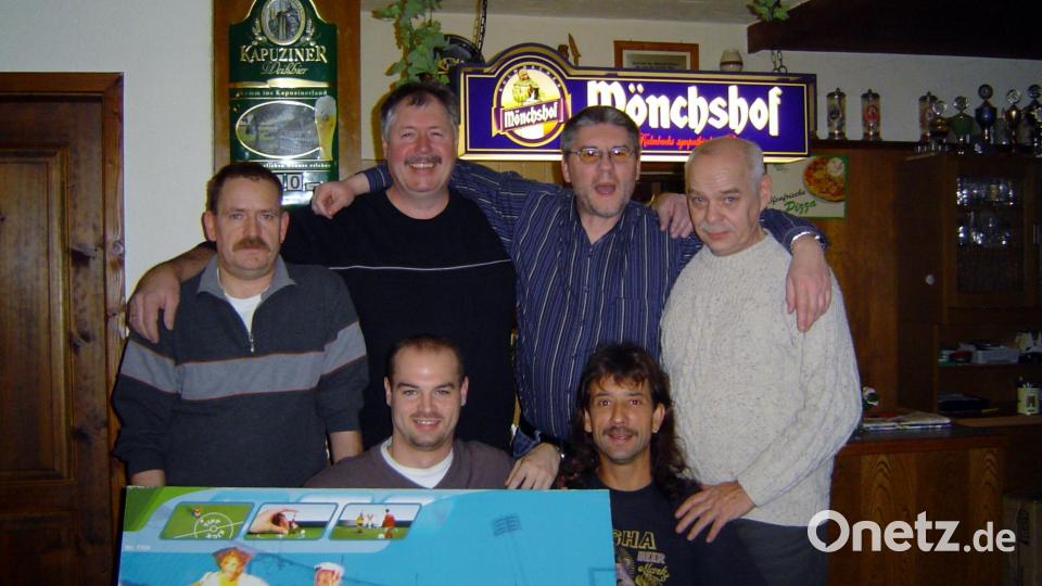 Diese sechs Männer haben 2006 die Tipp-Kick-Freunde Ölbrunn gegründet: (hinten, von links) André Girard, Peter Bohn, Uwe Hartmann, Wolfgang Wienicke sowie (vorne, von links) Sven Wienicke und Frank Kleophas. Das erste Tipp-Kick-WM-Cup-League-Turnier gewann damals Sven Wienicke. Archivbild: Uwe Hartmann/exb