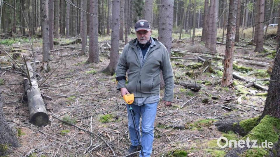 Harald Primitz hat einen Flugzeugabsturz im Zweiten Weltkrieg erforscht. Mit einem Metallsuchgerät hat er Teile der Maschine im Wald gesucht. Bild: Ann-Kathrin Primitz