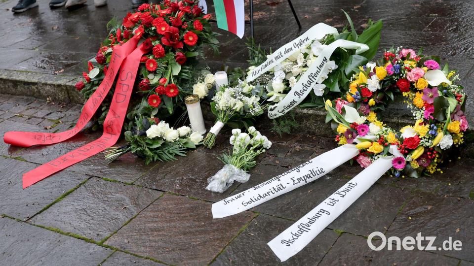 Viele Menschen kommen an den Tatort zum Trauern. Bild: Daniel Löb/dpa