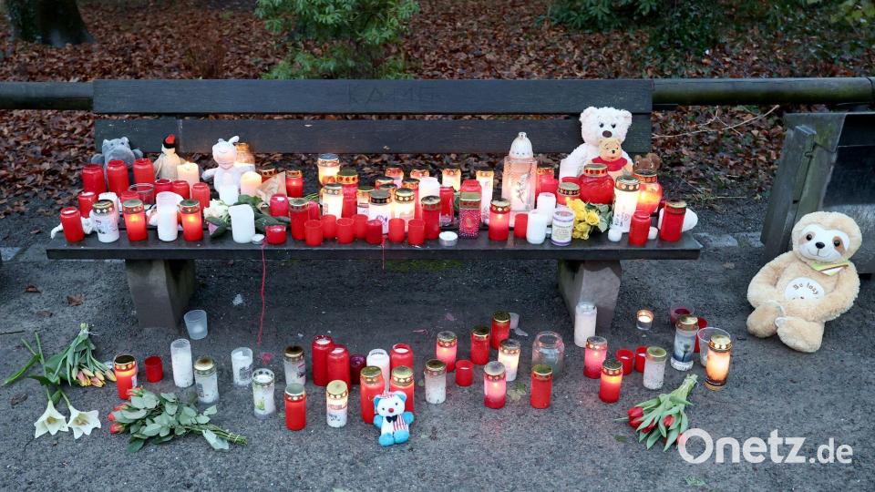 Mit Blumen, Kerzen und Kuscheltieren wird an die Opfer erinnert. Bild: Daniel Löb/dpa