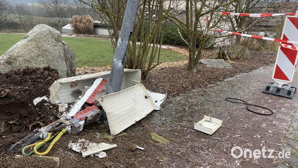 Das Streufahrzeug rammte Stromverteilerkasten und Straßenlaterne. Bild: upl