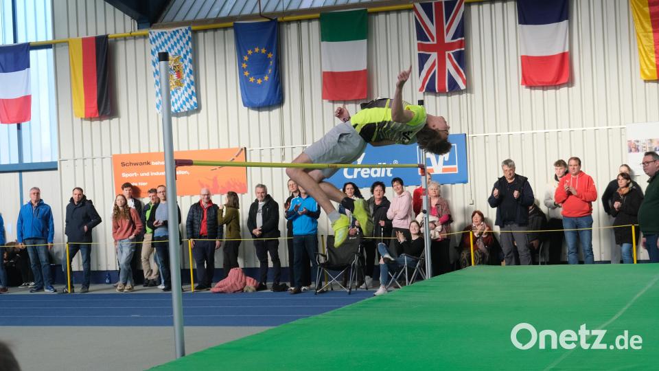 Marten Lippold (TV 1861 Amberg) übersprang im Hochsprung 1,75 Meter, dies bedeutete den 3. Platz im Endklassement seiner Klasse U20. Bild: Stefanie Lippold