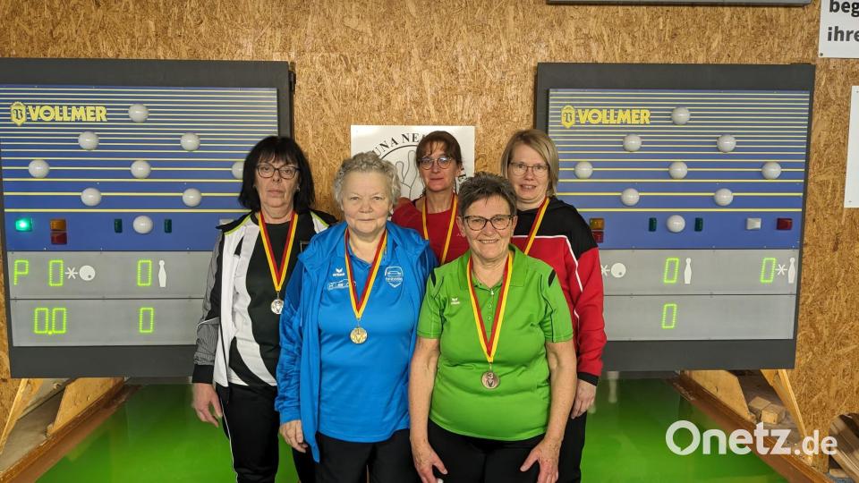 Die siegreichen Kegel-Seniorinnen: Marion Büdinger (von links), Karola Pförtsch, Andrea Übelacker, Roswitha Götz und Jana Peter. Bild: Uwe Rupprecht/exb