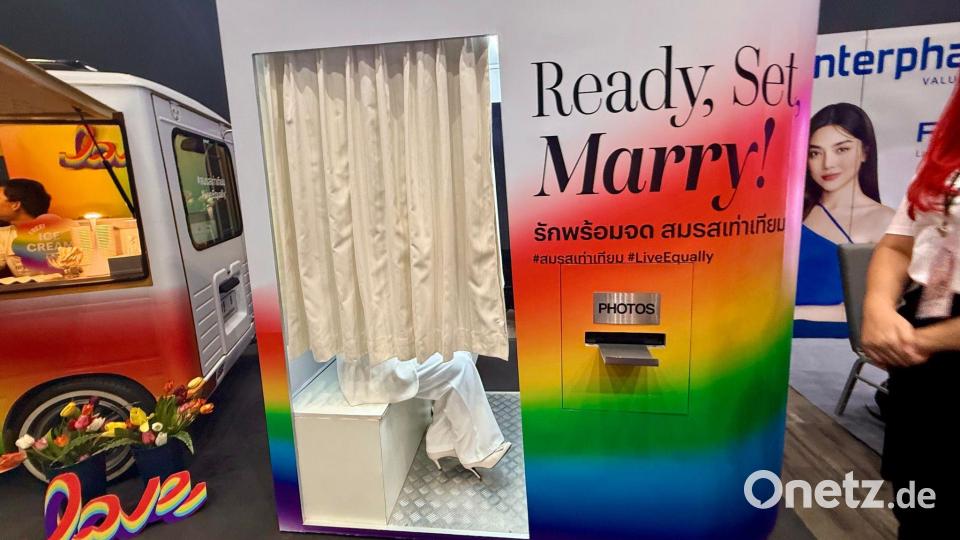 Ready, Set, Marry: Gleich nach der Trauung konnten sich die Paare in Fotoautomaten ablichten lassen. Bild: Carola Frentzen/dpa