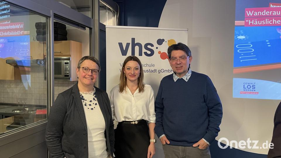 Susanne Reinhardt von der Stadt Weiden, Greta Bautz von der VHS und Jürgen Huhn von der Fachstelle Täterarbeit für häusliche Gewalt bei der Eröffnung der Ausstellung „Häusliche Gewalt LOSwerden“. Bild: Lukas Büchold