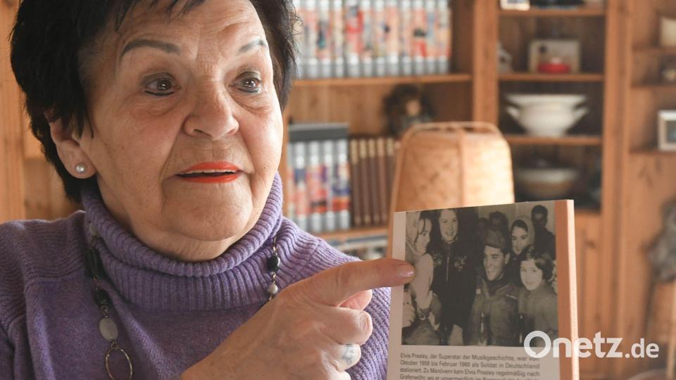 "Das war ich": Dagmar Kiermeier ist das Mädchen ganz links auf dem historischen Foto mit Elvis, neben ihr steht ihre Freundin Gerlinde. Bild: Gabi Schönberger