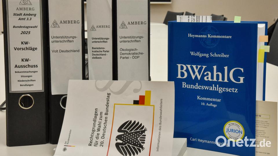 Aktenordner und Gesetzesbücher liegen im Kreiswahlausschuss im Amberger Rathaus bereit. Elf Personen treten für den Stimmkreis 231 Amberg zur Bundestagswahl als Direktkandidaten an. Drei Parteien mussten zuvor Unterstützungsunterschriften sammeln. Bild: Stephan Huber