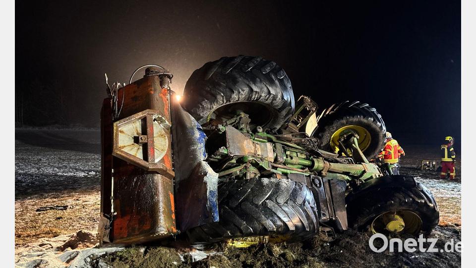 Beim Unfall mit diesem Traktor starb ein 19-Jähriger. Bild: Polizei Stadtsteinach/dpa