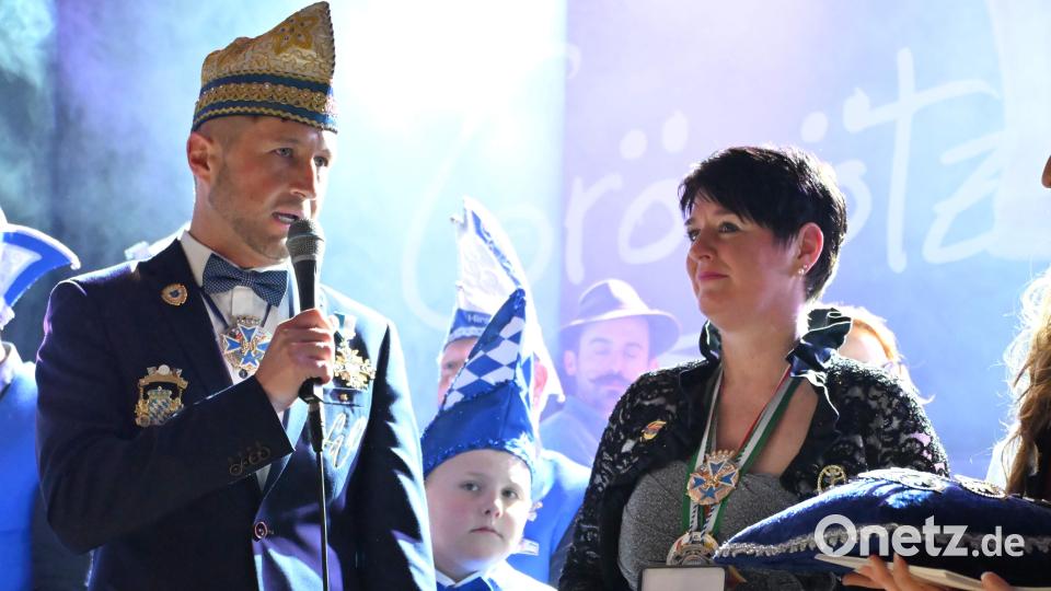 „Die Narrhalla Hirschau ist ihr Werk“, würdigt LVO-Präsident Michael Meisinger (links), als er Regina Merkl (rechts) beim Narrhalla-Jubiläumsball den „Jubiläumsorden 44 Jahre LVO“ überreicht. Bild: u