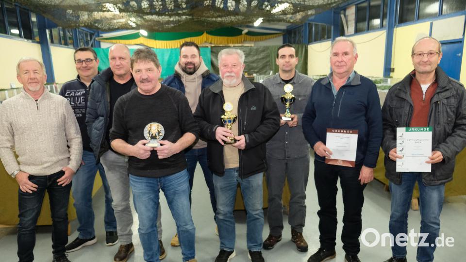 Im Rahmen der Ausstellung zeichnete RV-Vorsitzender Josef Dötsch (4.v.li.) die Züchter für die besten Flüge im Reisejahr 2024 und die Sieger der Ausstellung aus. Bild: do