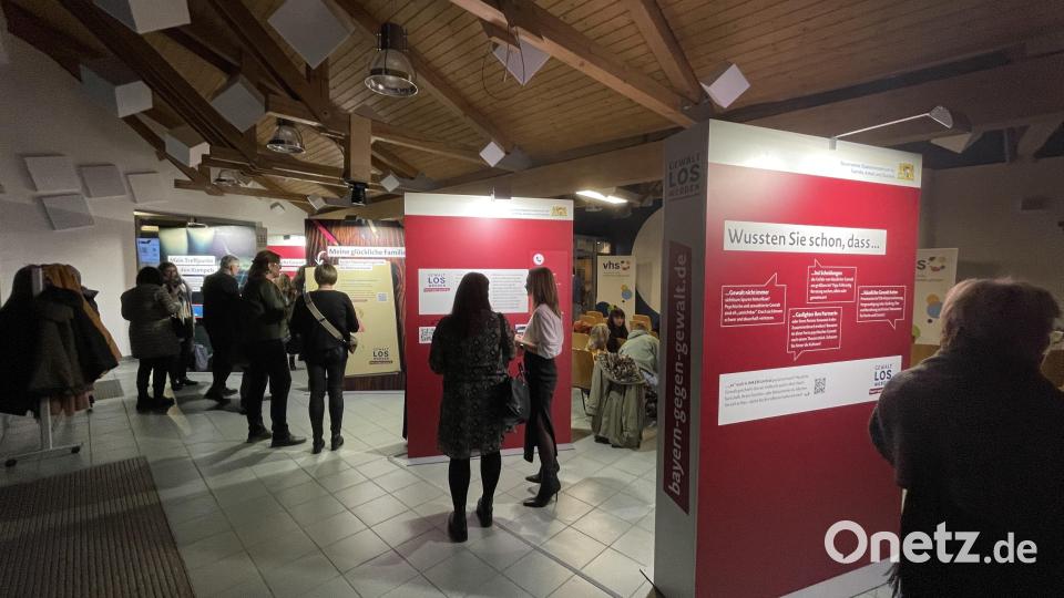 An mehreren Ausstellungsflächen können Besucher Informationen zum Umgang mit häuslicher Gewalt erhalten. Die Ausstellung läuft noch bis zum 14. Februar. Bild: Lukas Büchold