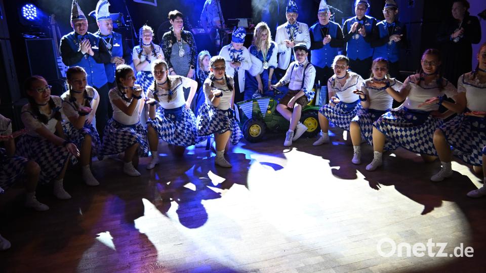 Richtig kess wirbelte die Jugendgarde zu Dorfrockerklängen und zum Gabalier-Song „I sing a Liad für di“ über das Parkett. Mit im Bild: Stehend von links: Hofmarschschall Martin Merkl, Präsidentin Regina Merkl, Kinder-Prinzessin Frida I., Kinder-Prinz Manuel I., Prinzessin Anna-Lena I., Prinz Josef I. und Vizepräsidentin Michaela Meier (rechts). Bild: u