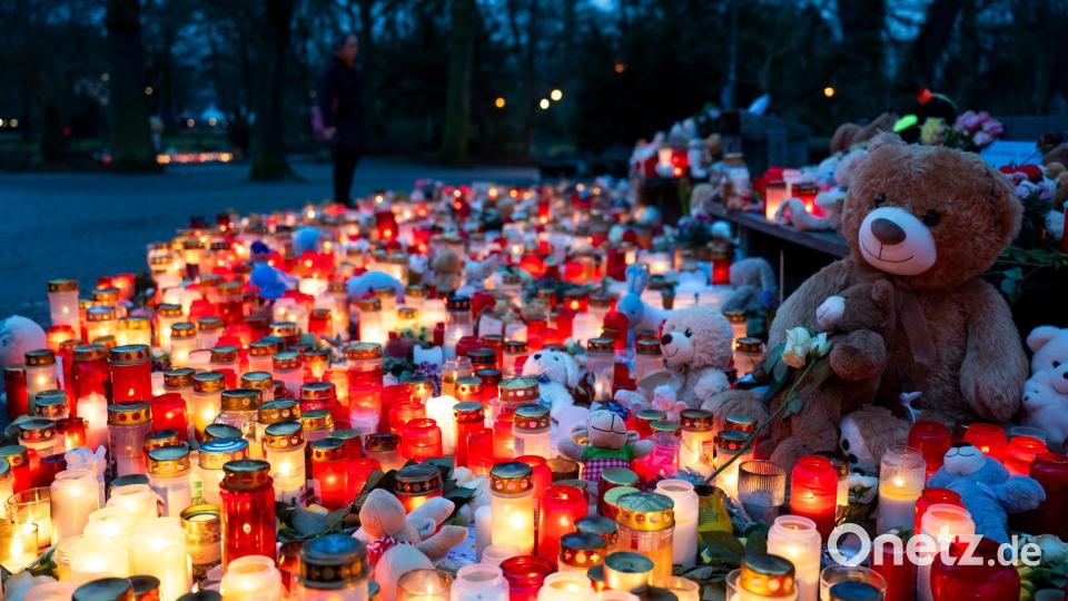 Mit angezündeten Kerzen zeigen die Menschen in Aschaffenburg ihre Trauer. Bild: Jacob Schröter/dpa