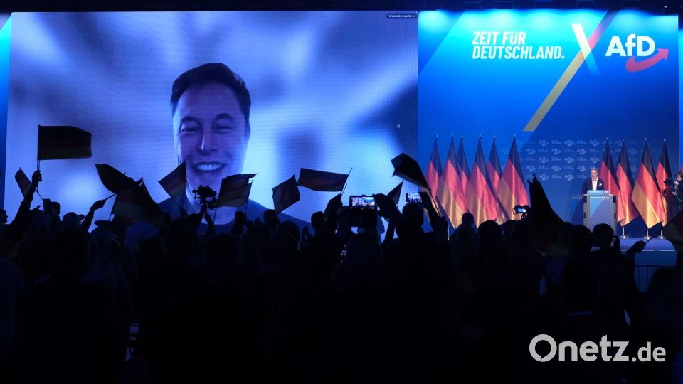 Tesla-Chef Elon Musk lässt sich beim AfD-Wahlkampfauftakt feiern. Bild: Sebastian Willnow/dpa