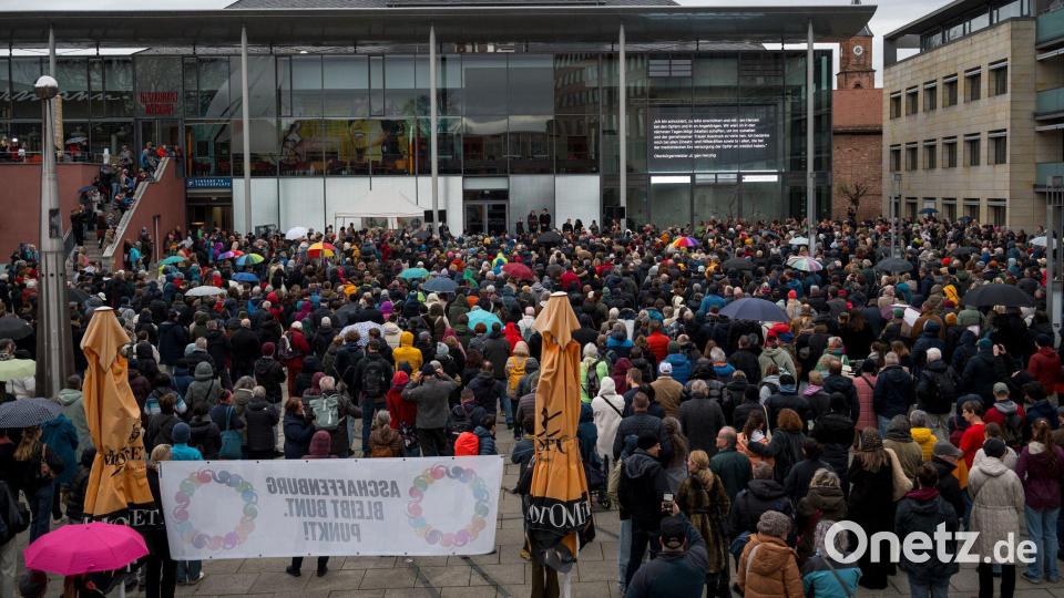 Insgesamt zählte die Polizei rund 3.000 Teilnehmer. Bild: Daniel Vogl/dpa